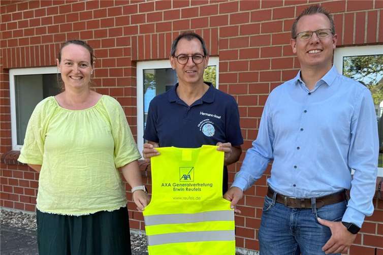 Christiane Frank und Andreas Buslei von der AXA Generalvertretung Erwin Reufels bei der Übergabe der Warnwesten an den 1. Vorsitzenden des Fördervereins Hermann-Josef Spitz (m.). Foto: privat