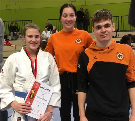 Christiane Giesen (r.) vom JC Maifeld e.V. wird Dritte im Südwesten und qualifiziert sich für die Deutsche Meisterschaft im Judo. Shana de Maijer und Elias Loosen scheiden nach guten Kämpfen in der Vorrunde aus. Foto: privat