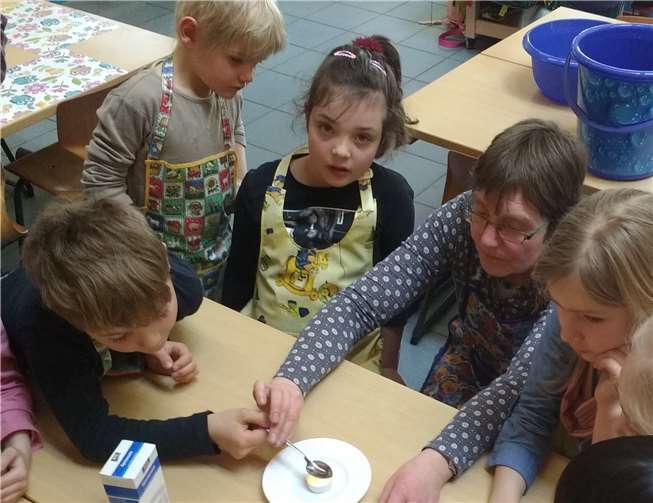 Christiane Guth mit Erstklässlern der Grundschule Sankt Georg.  privat