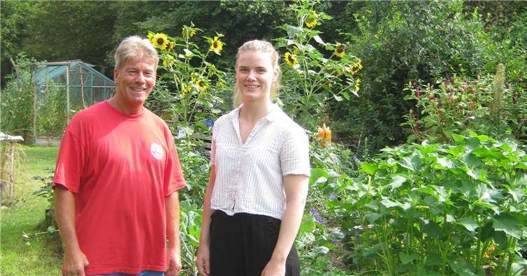 Christiane Hansen (re.), Studentin an der Universität Oslo, besichtigte mit Matthias Busenkell den Schulgarten der Grund- und Ganztagsschule St. Peter. Foto: privat