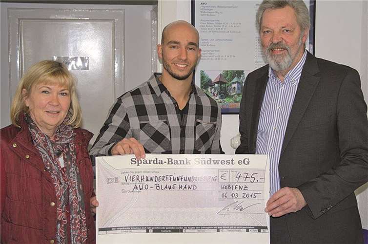 Christiane Heinrich-Lotz, Arne Kurth und AWO-Geschäftsführer Heribert Heinrich (von links) bei der Scheckübergabe.privat