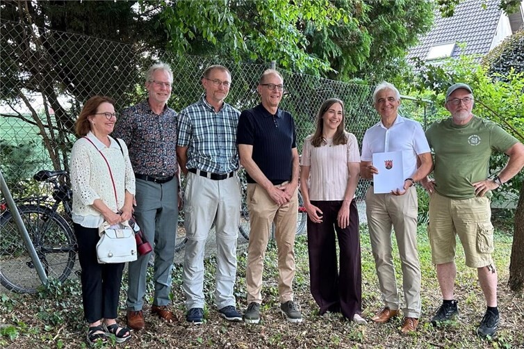 Christiane Hicking (Planungsbüro Hicking), Bernhard Ockenfels (Stadt Sinzig, Fachbereich Bauen und Umwelt), Markus Isenhöfer (Mitglied Ortsbeirat Koisdorf), Karl-Heinz Arzdorf (Ortsvorsteher von Koisdorf), Vanessa Fischer (Staatssekretärin im Ministerium für Kommunen, Bauen, Wohnen und Kultur), Hans-Werner Adams (Erster Beigeordneter der Stadt Sinzig) und Heinrich Klar (Ortsbeirat Koisdorf) (v.l.) bei der Übergabe des Förderbescheides. 
