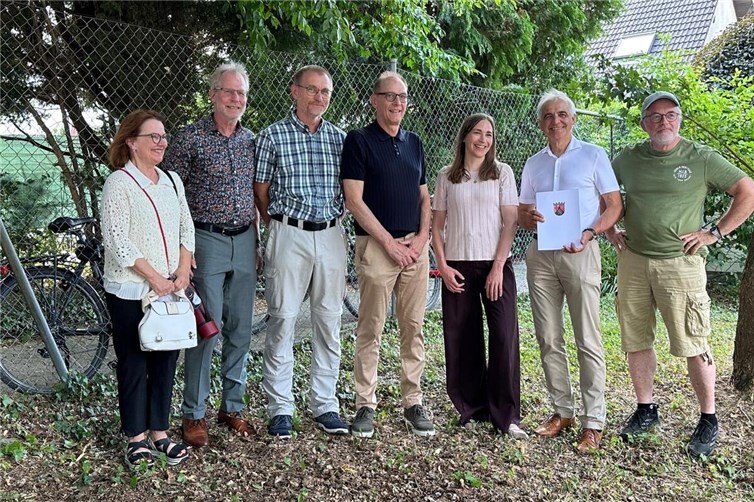 Christiane Hicking (Planungsbüro Hicking), Bernhard Ockenfels (Stadt Sinzig, Fachbereich Bauen und Umwelt), Markus Isenhöfer (Mitglied Ortsbeirat Koisdorf), Karl-Heinz Arzdorf (Ortsvorsteher von Koisdorf), Vanessa Fischer (Staatssekretärin im Ministerium für Kommunen, Bauen, Wohnen und Kultur), Hans-Werner Adams (Erster Beigeordneter der Stadt Sinzig) und Heinrich Klar (Ortsbeirat Koisdorf) (v.l.) bei der Übergabe des Förderbescheides.