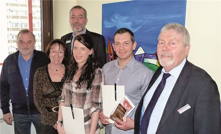 Christiane Lang und Robert Neumann (3. und 2.v.r.) haben wegen ihrer überdurchschnittlichen Leistungen ihre Ausbildung um ein halbes Jahr verkürzen können stellvertretenden Agenturleiter Frank Schmidt (hinten), Personalratsvorsitzender Joachim Welsch (l.), Fachausbilderin Heidi Sterzenbach (2.v.l.) und Ausbildungsleiter Hans-Dieter Barth gratulierten. Privat