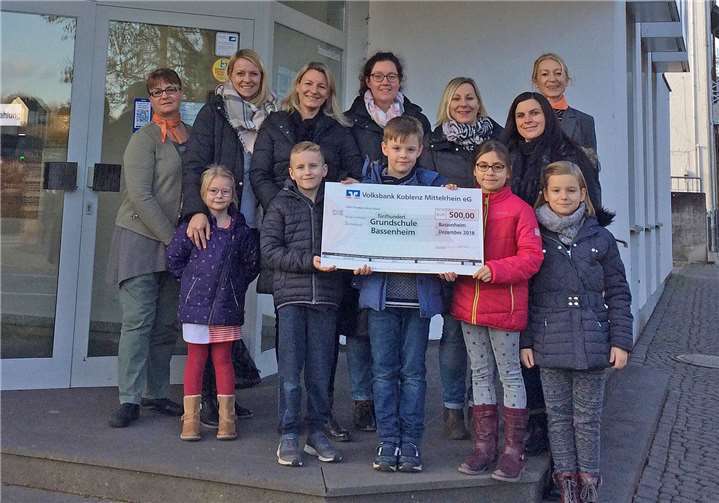 Christiane Reifferscheid (links außen) und Christiane Jung (rechts außen) freuen sich gemeinsam mit Nadine Klose, Anja Reinshagen, Anja Klinghuber, Kerstin Oska und Melanie Dausner über den Spendenerlös im Rahmen des Oktoberfestes der WKK.Volksbank Koblenz Mittelrhein eG