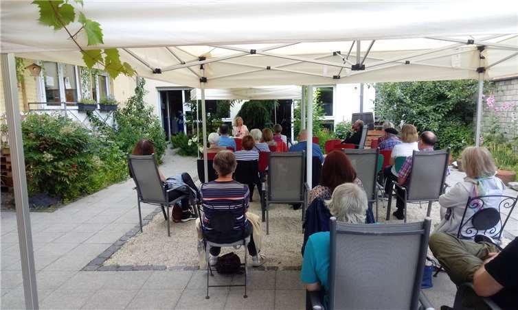 Christiane Wirtz diskutiert über die verschiedenen Sichtweisen auf eine Psychose und stellte ihre Bücher vor. Foto: privat