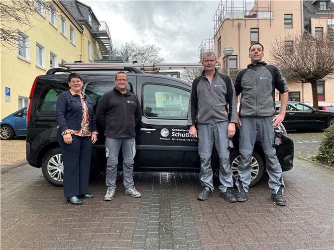 Christiane und Volker Schüßler mit den zwei langjährigen Mitarbeitern Dominik Dünner (r.) und Hans-Peter Zündorf. (2.v.r.) Foto: ROB