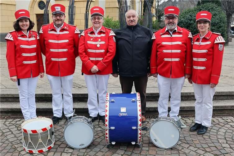 Christina Amornvuttkul (l.), Sarah Meyer (r.) gratulieren den Jubilaren: Bastian Friedrich (35 J.), Judith Schüller (40 J.), Udo Schüller (40 J.), Burkhard Hoffmann (55 J.). Auf dem Bild fehlt Jubilar Manfred Friedrich (40 J.).  Foto: David Amornvuttkul