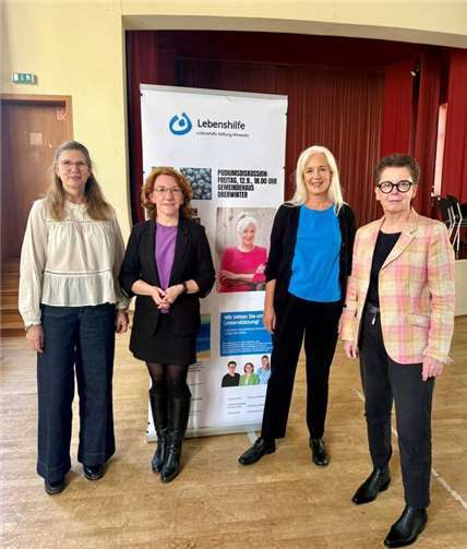 Anja Tanas klärt über gesunde Ernährung auf Christina Becker, Susanne Müller, Anja Tanas und Rosemarie Pante. Foto:Thomas Becker.