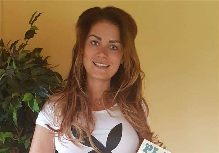 Christina Braun mit der Playboy-Ausgabe, in der sie zu sehen ist. privat