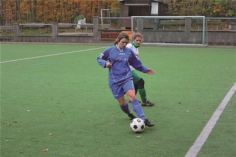 Christina Harzen beim Dribbling mit dem Ball.privat