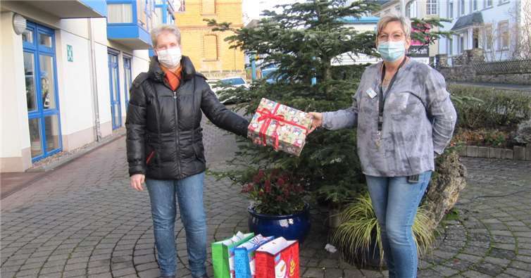 Christina Heim-Cleppien, Klassenlehrerin der 7a, überreichte das Paket mit den Weihnachtskarten an Elvira Zink von der Sozialen Betreuung des Seniorenheims Bethesda.Foto: privat