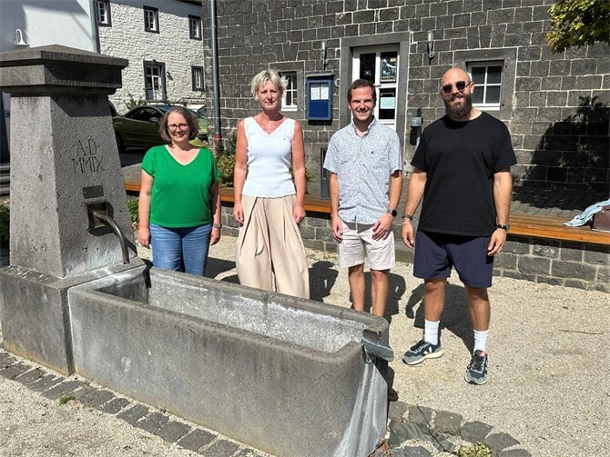 Christina Kaufmann-Hansen (2. v. l.), Pflegedienstleitung für die QuartierPflege in Thür, hat zusammen mit Anne Schnütgen (links), Pflegestrukturplanung – Stabstelle Planung und Kostenwesen der Kreisverwaltung Mayen-Koblenz, Leo Barnett (rechts), Gesellschaft für Gemeinsinn e.V., Thür besucht und mit Ortsbürgermeister Lukas Ellerich (2. v. r.) die möglichen Räume für eine Geschäftsstelle der QuartierPflege in Augenschein genommen. Foto: Stefan Pauly/VG-Verwaltung Mendig