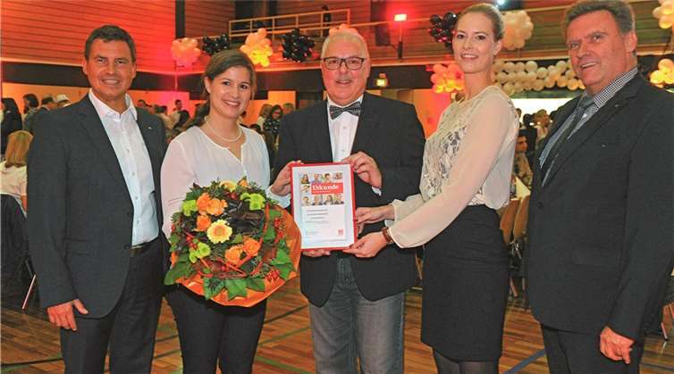 Christina Neumann (2.v.r) von der DKMS überreichte im Beisein von Matthias Nester (links) und Ernst Josef Lehrer (rechts) vom Sparkassenvorstand sowie des Personalratsvorsitzenden Wolfgang Gräsche (Mitte) die „Lebensretter-Urkunde“ an Anna Diederichs.Hans-Werner Rach