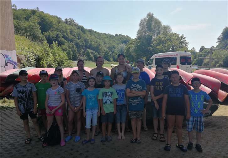 Christina Noack–Dziuk mit den Betreuern und den teilnehmenden Kindern der Kanu-Tour. Fotos: privat