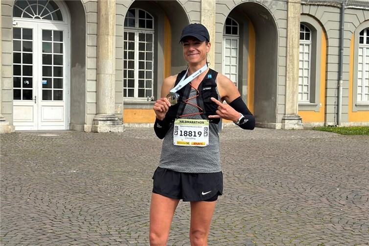 Christina Pörtner glücklich im Ziel.