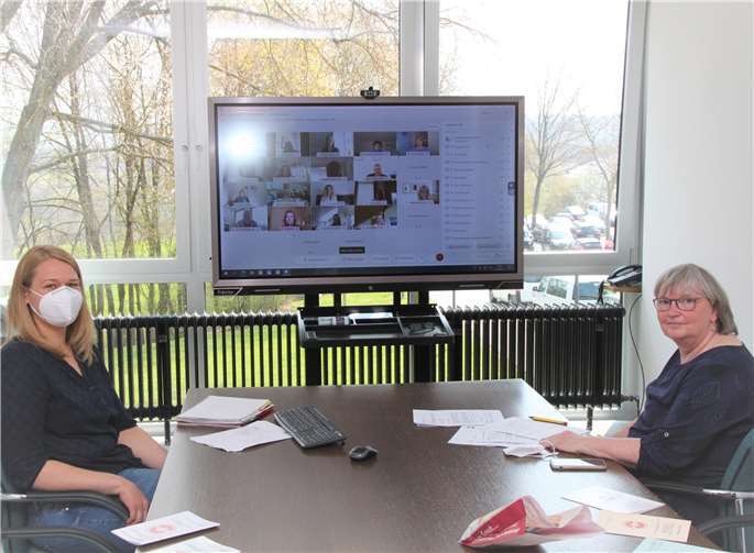 Christina Schumacher (li.) vom Frauenhaus Westerwald und Gleichstellungsbeauftragte moderierten die Online-Sitzung des Runden Tischs aus dem Kreishaus. Foto: Pressestelle der Kreisverwaltung