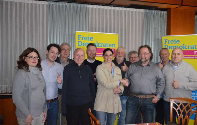 Christina Steinhausen, Spitzenkandidatin der FDP zum Kreistag, gratuliert dem Spitzenkandidaten der FDP für den Verbandsgemeinderat Brohltal, Dr. Frank Tuchtenhagen (3. von rechts). Unterstützt werden die Kandidaten Dietmar Kopitzky (rechts), Manfred Kierig (5. von rechts), Martin Schmitt (7. von rechts), Robert Schröder (9. von rechts) von den Mitgliedern des Kreisvorstandes (von links) Brigitte Schmickler, Stephan Kirchharz, Ulrich van Bebber, Ralf Kössendrupp und Dirk Herminghaus. Foto: privat