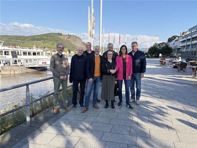 Christina Steinhausen, Vorsitzende der FDP-Stadtratsfraktion, gratuliert Oxana Iose zu ihrer Wiederwahl als Vorsitzende der Remagener Liberalen. Foto: privat