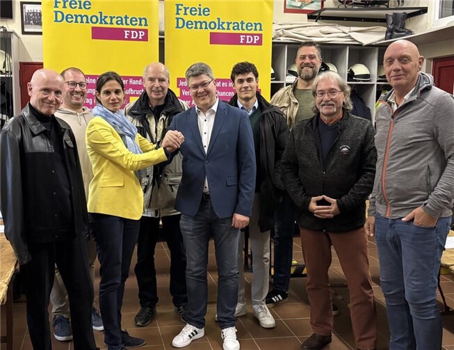 Christina Steinhausen gehörte zu den ersten Gratulantinnen des einstimmig gewählten Landtagskandidaten Martin Göddertz aus der Grafschaft.  Foto: Berthold Phiesel