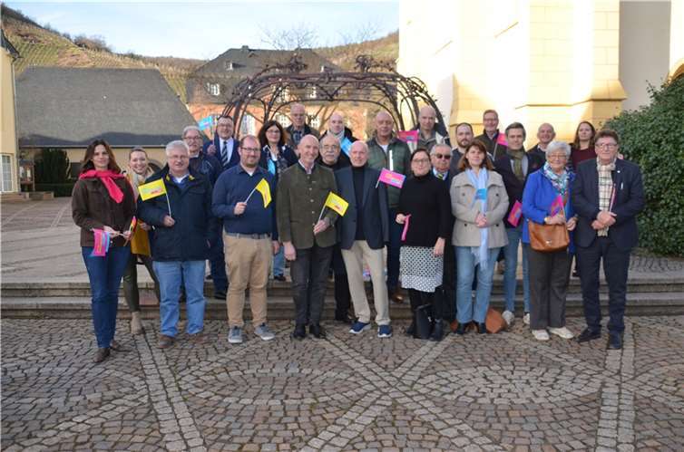 Christina Steinhausen (links) ist die Spitzen-Kandidatin der FDP, die mit einem bunten Team für den Kreistag antritt.  Foto: Fritz-Peter Steinhausen