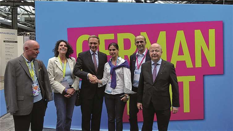 Christina Steinheuer (3. v.re.) gratuliert Christian Lindner zusammen mit (v.li.) Ulrich van Bebber, Claudia Sanders, Alexander Buda und dem Europa-Abgeordneten Michael Theurer zur Wiederwahl als Bundesvorsitzender. privat