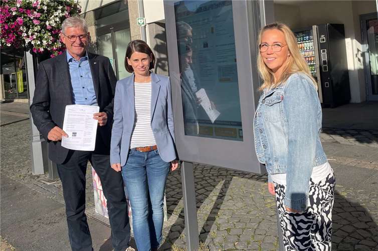Christina Wolff und Beate Becker informieren Martin Neudecker über das Leerstandskataster. Fotos: Teresa Welling/Stadt Mayen