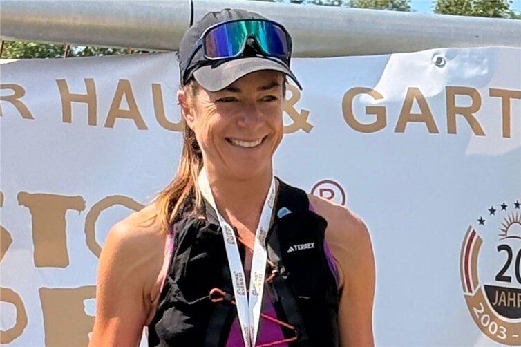 Christina gewinnt den Trail-Run bei den Frauen.