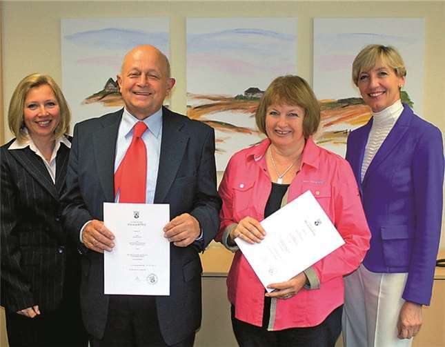 Christine Arck und Nicole Hoe-Boden gratulierten Anna Gisevius und Manfred Brauer zu ihren Ämtern.DL