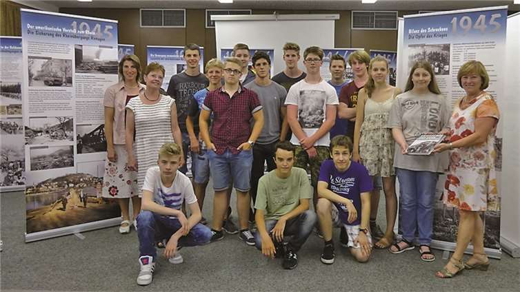 Christine Götz-Suffel, Geschichtslehrerin der Klasse 10, Agnes Menacher, Ausstellungsleitung, mit Schülerinnen und Schülern der Jahrgangsstufe 10 und Schulleiterin Barbara Lohmer (v.l.). privat
