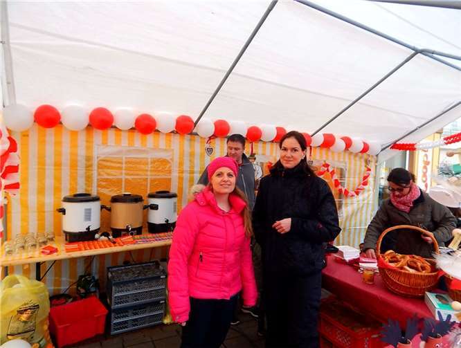 Christine Graef (l.), Organisatorin der Aktion, kann sich über ein hervorragendes Spendenergebnis freuen. 