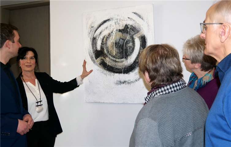 Christine Jost-Horn führt den Vorstand der Katholischen Familienbildungsstätte durch die Ausstellung (v. l.): Nils Zimmermann, Christine Jost-Horn, Ute Heinrichs, Georg Schuhen und Mechthild Zilles.  Mathijs Langkemper