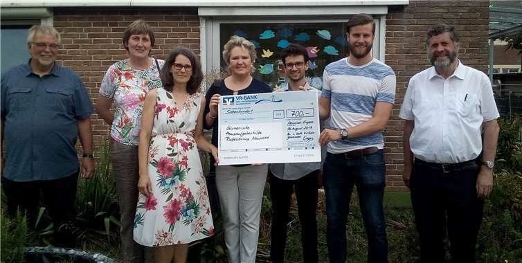 Christine Kabierschke (3.v.l.) und Mario Seitz (2.v.r.), Mitarbeitende im Diakonischen Werk, haben die Spende dankend entgegengenommen. Foto: privat