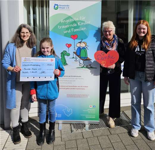 Christine Kabierschke, Felia Güttler, Beate Christ und Kalea Güttler bei der Spendenübergabe.  Foto: Marisa Güttler