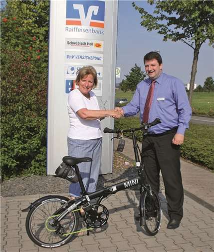 Christine Kirchhoff freut sich über ihr neues MINI Folding Bike.privat