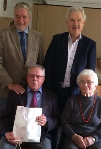 Christine Klein und Helmut Müller wurden als älteste TeilnehmerIn besonders geehrt.