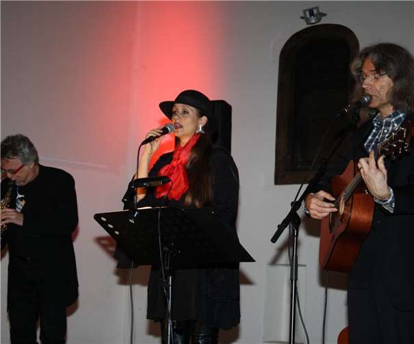 Christine Maringer-Tries und Johannes Peter Tries boten als Duo Balance gemeinsam mit Saxophonist und Querflötist Dirko Juchem ein exzellentes Weihnachtskonzert.  TE