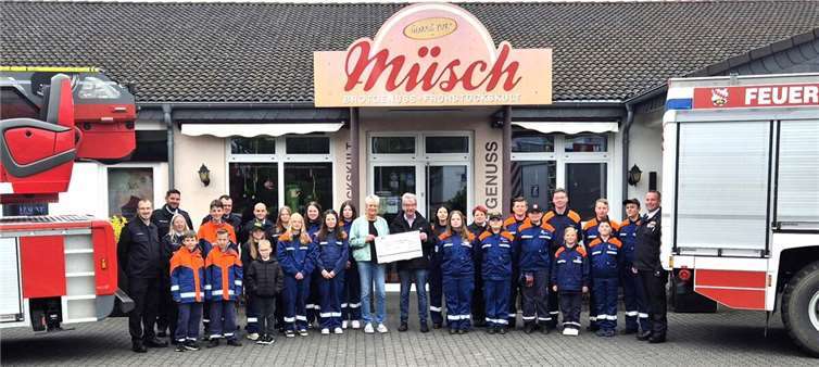 1.250 Euro für den Floriansnachwuchs Christine Müsch-Schrörs überreicht Verbandsgemeindebürgermeister Alfred Steimers den Spendenscheck für die Feuerwehrjugend. Foto: TE