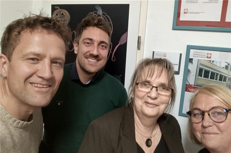 Christine Reeka und Michael Kock von der Stadtratsfraktion der Grünen zusammen mit Anette Leiß von der AG Soziales der Grünen beim Austausch im Zentrum für ambulante Suchtkrankenhilfe. Foto: Grüne Koblenz