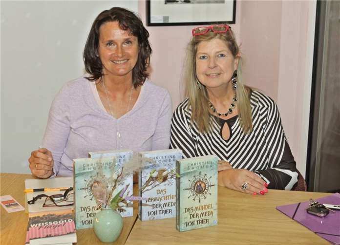 Christine Röhmer las, unterstützt von Anke Diewald, aus dem zweiten Band der Saga „Meda von Trier“.  Foto: Hans-Peter Kranz