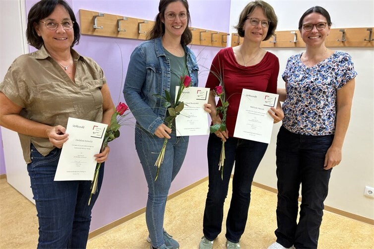 Christine Schmitz, Steffi Busenkell und Bettina Menzel (v. l.) freuten sich mit Simone Gasper (1. VS.) über die Ehrung für langjähriges aktives Singen.