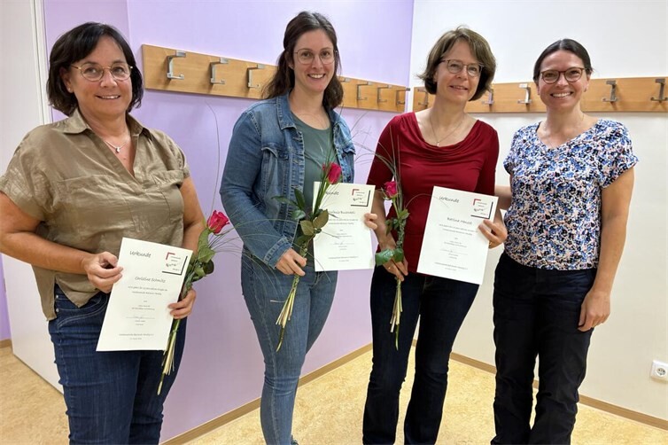 Christine Schmitz, Steffi Busenkell und Bettina Menzel (v. l.) freuten sich mit Simone Gasper (1. VS.)über die Ehrung für langjähriges aktives Singen.