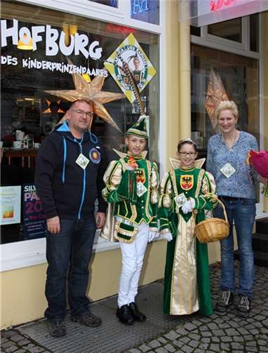 Christine Schumacher und Alexander Welsch begrüßten das Kinderprinzenpaar Laetitia I. und Raphael I. in ihrer Hofburg privat