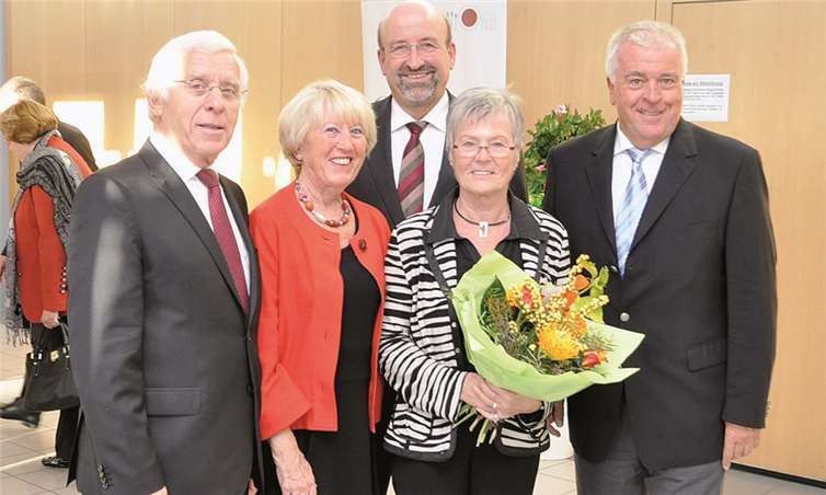 Christine Vendel (mit Blumenstrauß) mit Fritz Langenhorst (li.), Herbert Georgi (Bürgermeister von Remagen) und Guido Ernst. -BS-