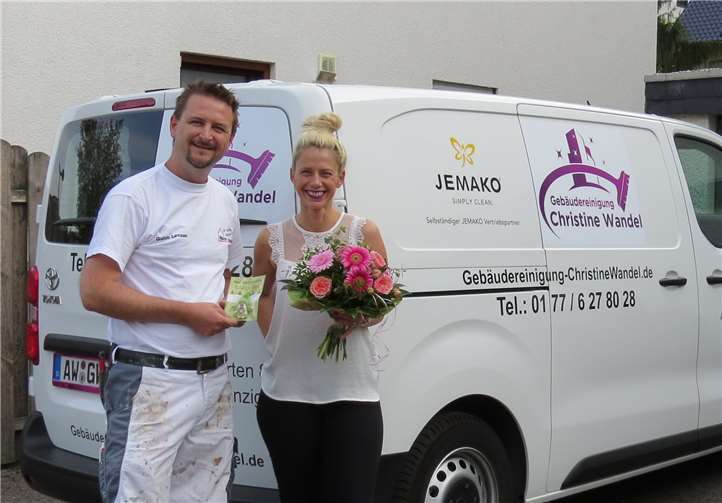 Christine Wandel (rechts) bei der Begrüßung durch den Vorsitzenden Guido Lenzen - dieses Bild entstand noch vor den neuen Corona-Bestimmungen. Foto: Karl Hanenberg
