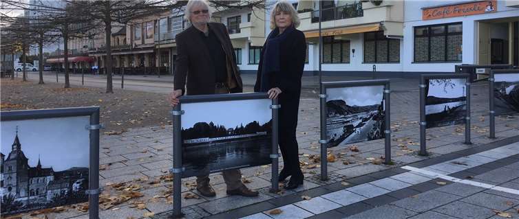 Christine Wießmann und Rolf Plewa freuen sich über die Kunstwerke von Baptist Schneider an der Rheinpromenade. AB