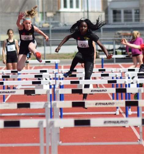 Christine Zatcha (Mitte) und Isabella Zavelberg (li.) zeigten beim Hürdenlauf ihr Können. Fotos: privat