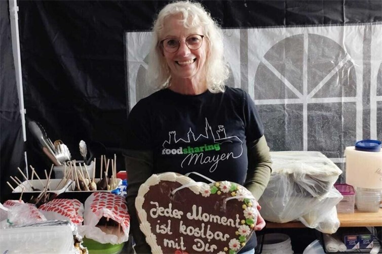 Christine freut sich über das eigens an sie überreichte Lebkuchenherz.