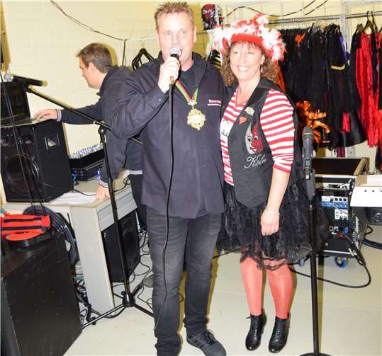 Christine und Holger Schmitt begrüßten die Gäste.