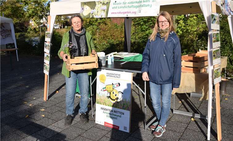 Christine und Johanna Kuchem vom Verein für naturnahe Gärten und Landschaftsgestaltung versorgten die Bürger mit Informationen.Foto: privat